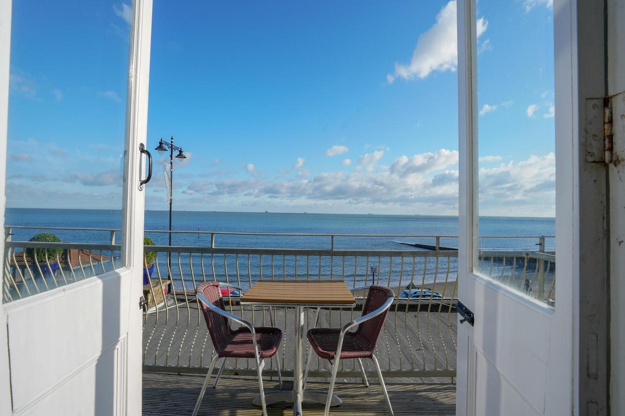 Oyo Shanklin Beach Hotel Eksteriør billede